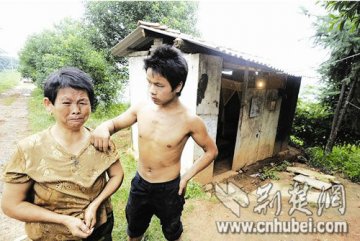 小伙每日搬运上千斤混凝土 赚钱为弟弟治心脏病