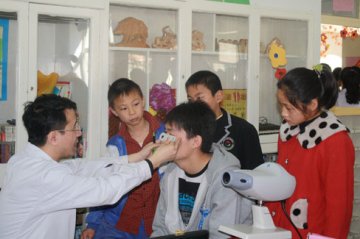 医保局为齐齐哈尔SOS儿童村孩子送温暖