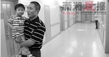 父亲欲割肝救2岁患癌幼女