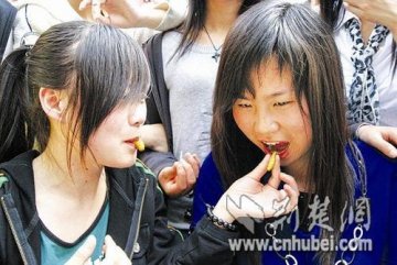 美女大学生品尝昆虫 感觉味道不错