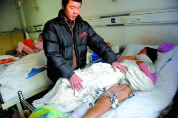 男子为给遇车祸妻子治病上街乞讨