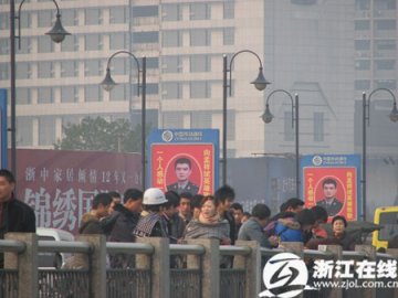 青年军官勇救轻生女子后身亡感动全城市民