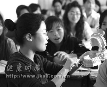 老师们一起学刷牙