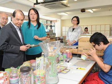 张建宗访深水埗板间房家庭