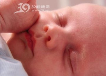 让宝宝睡出“明星脸”