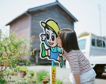 摄影师拍女儿嘟嘴亲吻传递温暖