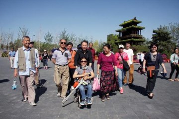 中国康复研究中心工会组织残疾职工参观园博园