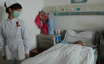 玉树灾区转送兰州的伤员在医院接受治疗