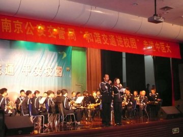 我校举办“文明交通和谐校园”音乐会