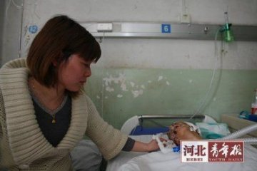 媒体发微博为患病男孩求助 众多网友医院献血