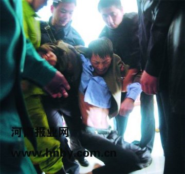 幼子六层失足坠楼身亡 父亲归家伤心寻死