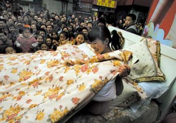 商家促销床上用品 女子穿内衣体验获千元