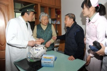 关爱老人 武警医护人员送健康进家门