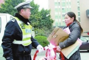 好心男子闯7红灯送病危婴儿就医 交警称不会处罚
