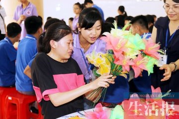 女孩卖花自筹18万手术费母校师生帮她做花卖花
