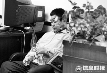 老人被儿子遗弃医院续：月入2500没家回没钱用