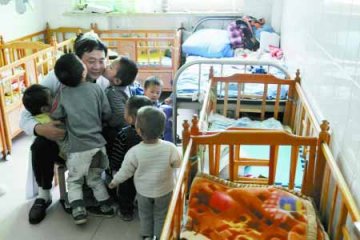 男子筹建医院收养129名脑瘫患儿
