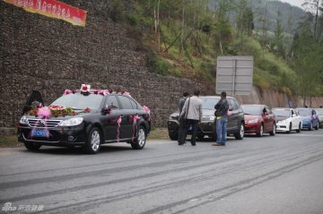 11.荥经县城，迎亲队伍在路边等候