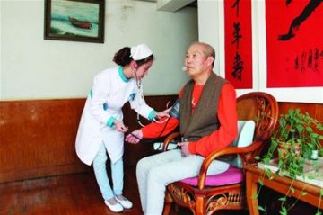 青岛1.6万居民享居家护理养老 医疗护理费报销96%