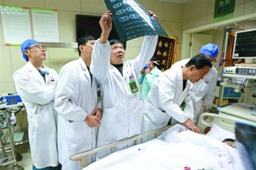 “我是医生，别担心，会好起来”