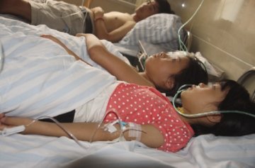 男子封闭卧室点三盘蚊香驱蚊 一家四口中毒倒地