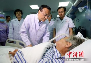 李克强看望获救老人：我看着你被救上来的
