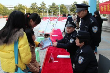 我校开展“警校共建话平安”活动