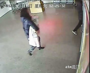 男婴送医被要求先挂号续：家属不认可调查组结论