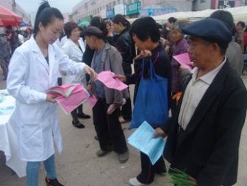 吉林省通化市辉南县利用赶大集把艾滋病防治知识送到农民家门口
