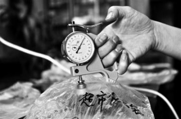 街头早点摊难见合格食品袋：易熔化危害肝肾