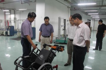 中国食品药品检定研究院副院长王云鹤一行来我中心调研