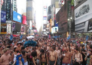 健康趣图：美国纽约数千人庆祝内衣日