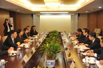 毕井泉会见澳门行政法务司司长陈海帆