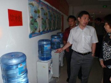 中心领导深入江西抚州灾区调研救灾防病工作
