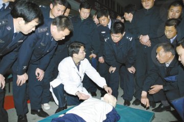 派出所所长学急救