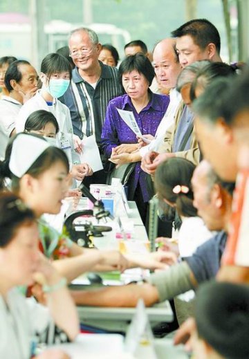 郑州：万余医务人员走出医院开展六进六服务活动