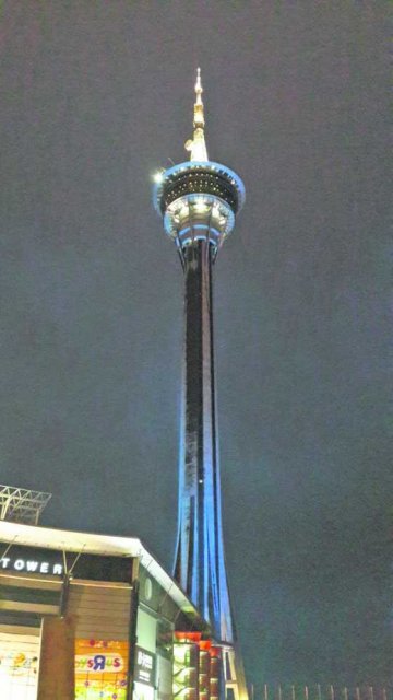 旅游塔亮蓝灯支持自闭者