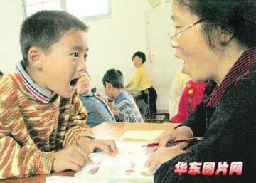 浙江农妇47岁上小学 比同班同学大了40岁