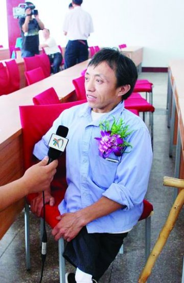 患重度残疾儿子照顾瘫痪母亲26年