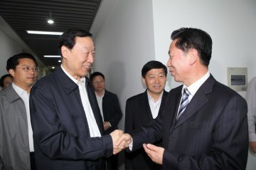 江苏省委书记罗志军视察我校药物合成技术研发中心