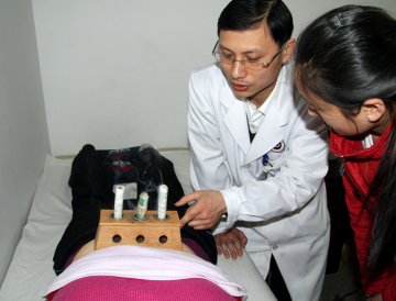 淮北中医院传授治疗方法 患者学做“艾箱灸”