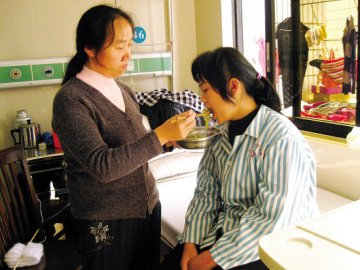 鞋厂工作27天如花少女中毒昏迷