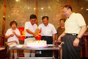 江苏人民医院：七旬“换肺人”庆生日