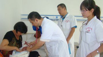 爱 心 书 写 援 疆 情--记珠海市援疆图木舒克市人民医院专家马廷和