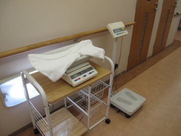 这个电子秤是用来记录宝宝在哺乳前后体重的变化的，以便更清楚地得知宝宝在现阶段吃了多少奶。