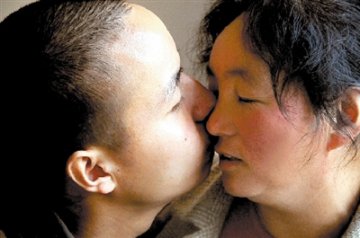 后妈为植物人儿子磕头求助 坚持治疗将其唤醒