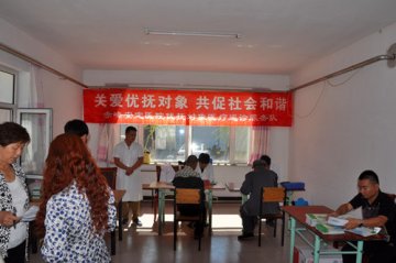 赤峰市安定医院优抚对象巡诊队来到巴林右旗为优抚对象检查身体