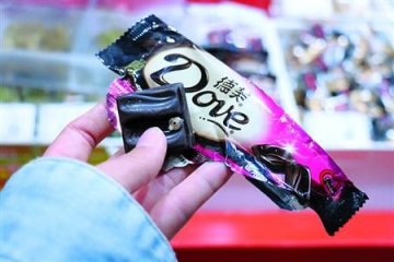 德芙巧克力里吃出圆形金属片：疑似耳环扣