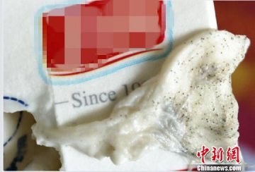卫岗酸奶喝出白色絮状物体 厂家拒其他机构检测