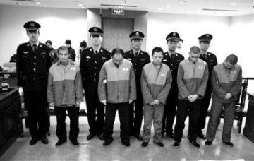 5名男子医院门前组织卖血获刑